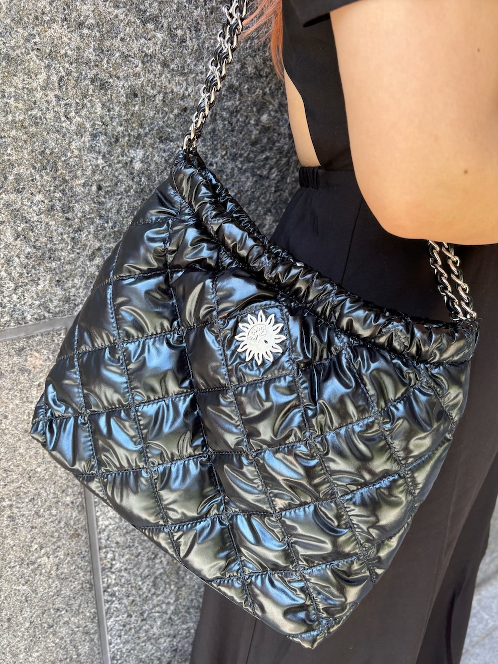 ブラック系のワンピース、ブラック系のショルダーバッグ、ブラック系のブーツを着用したレディースの春コーディネートの7枚目の写真