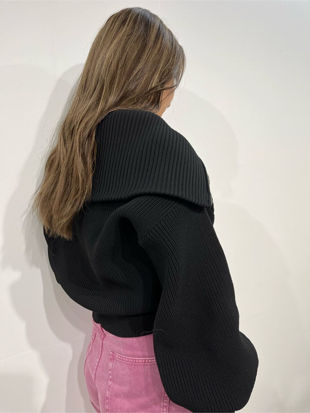 その他のブーツ、ブラック系のニット/セーター、ブラック系のショルダーバッグを着用したレディースの秋コーディネートの6枚目の写真