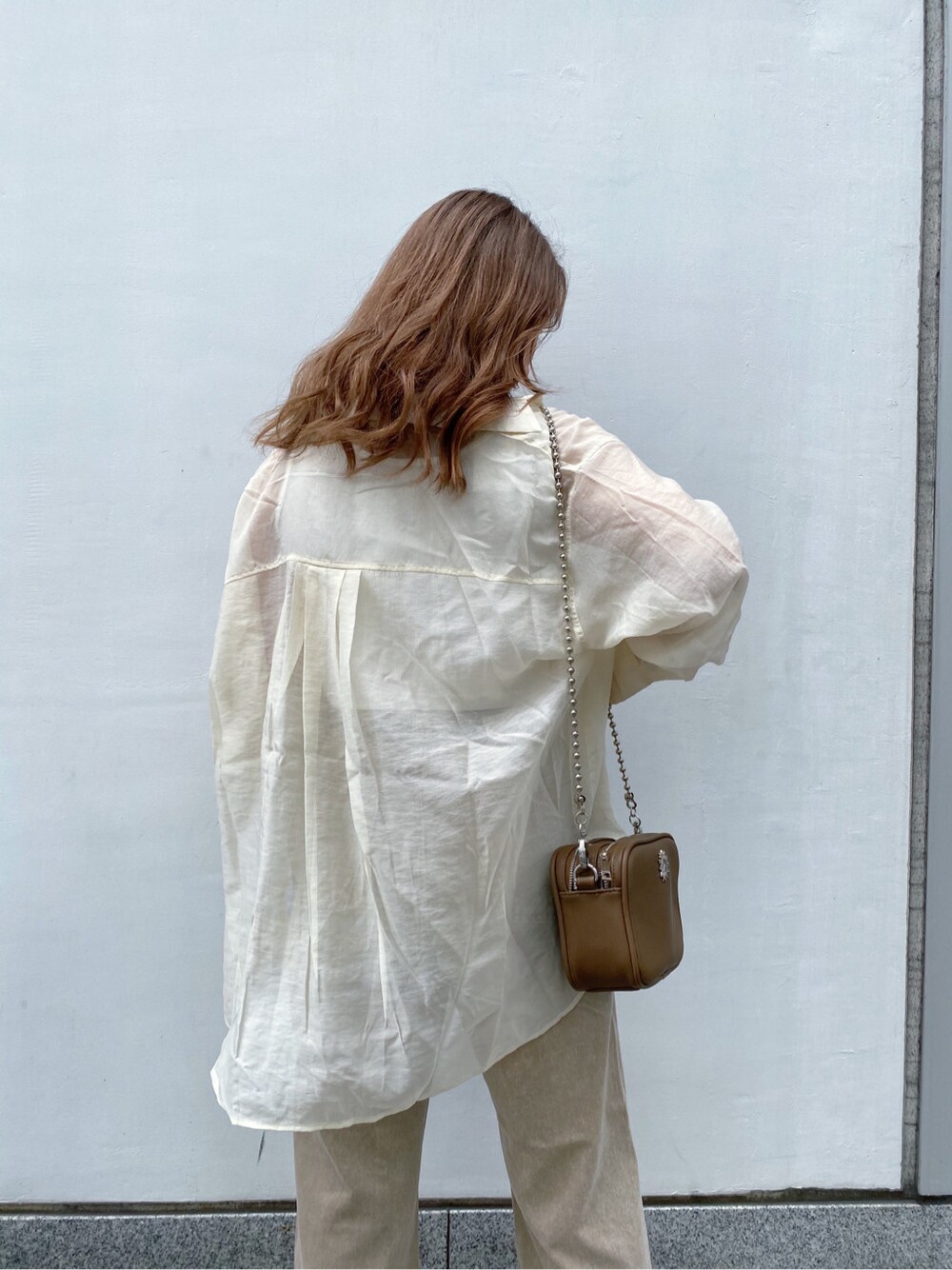 ベージュ系のデニムパンツ、ホワイト系のシャツ/ブラウス、その他のサンダルを着用したレディースの春コーディネートの5枚目の写真