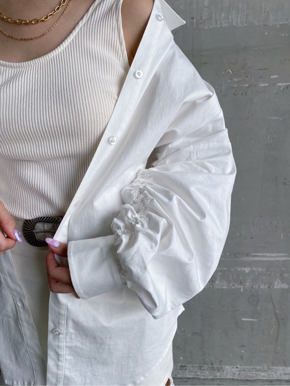 ホワイト系のサンダル、ホワイト系のシャツ/ブラウス、ホワイト系のデニムパンツを着用したレディースの春コーディネートの3枚目の写真