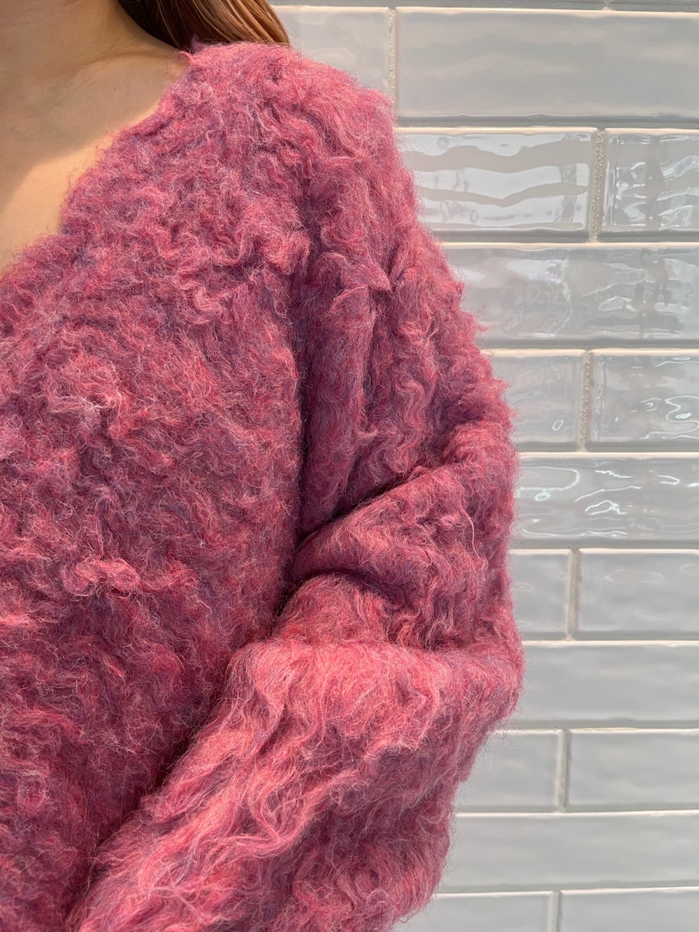 ピンク系のカーディガン/ボレロ、ブラック系のショルダーバッグ、ブラック系のブーツを着用したレディースの冬コーディネートの5枚目の写真