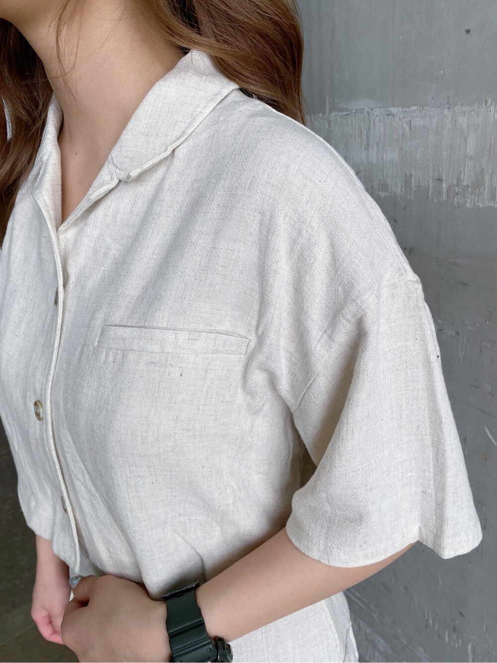 ブラック系のサンダル、ホワイト系のスカートを着用したレディースの春コーディネートの4枚目の写真