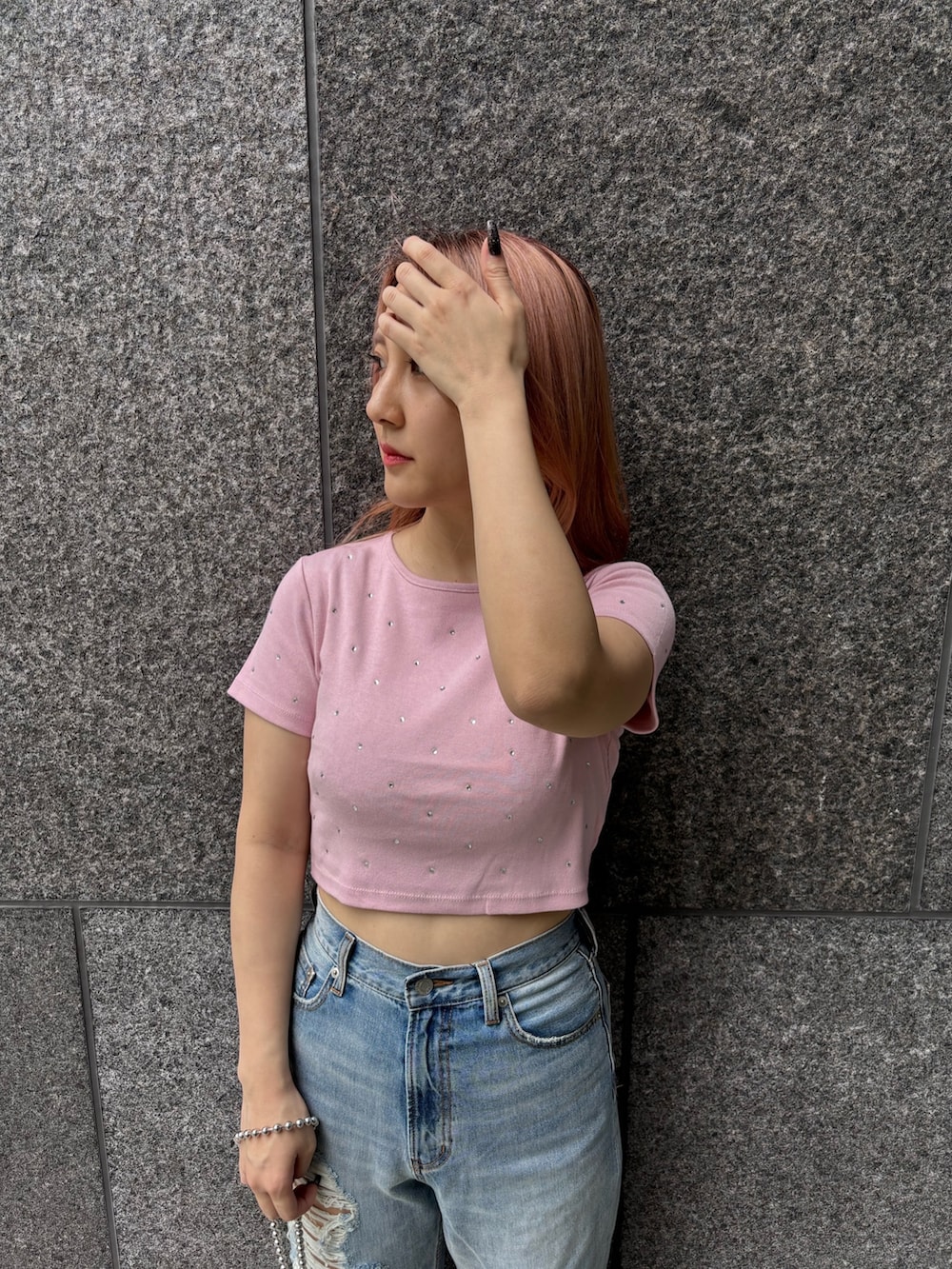 ピンク系のTシャツ/カットソー、ホワイト系のショルダーバッグ、ブルー系のデニムパンツを着用したレディースの春コーディネートの3枚目の写真