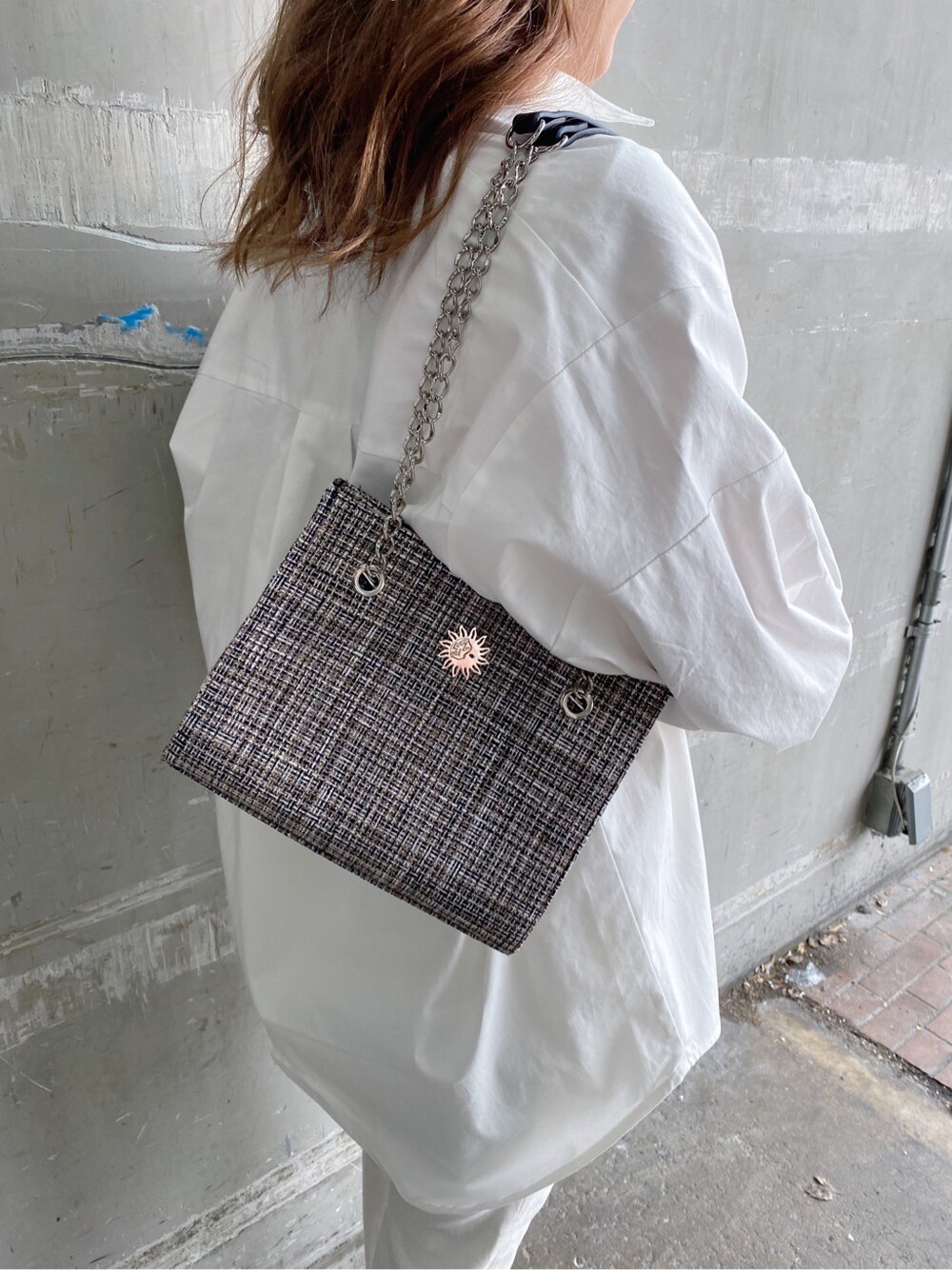 ホワイト系のサンダル、ホワイト系のシャツ/ブラウス、ホワイト系のデニムパンツを着用したレディースの春コーディネートの8枚目の写真