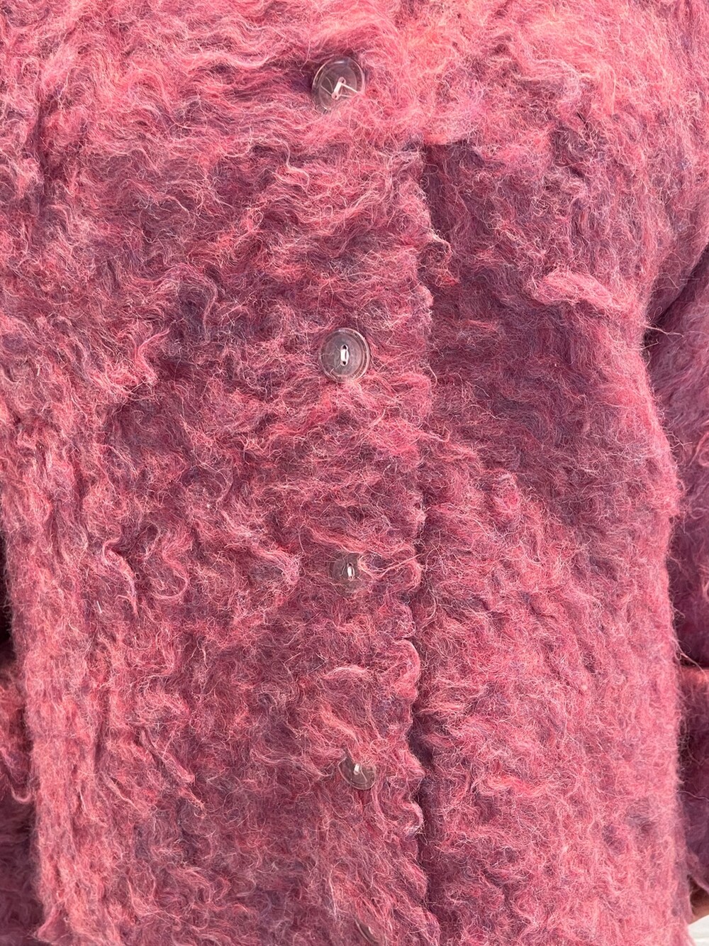 ピンク系のカーディガン/ボレロ、ブラック系のショルダーバッグ、ブラック系のブーツを着用したレディースの冬コーディネートの6枚目の写真