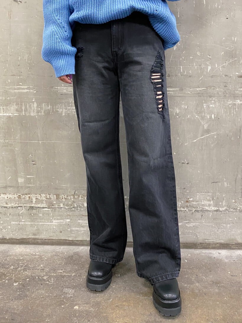 ブラック系のデニムパンツ、ブルー系のニット/セーター、ブラック系のブーツを着用したレディースの冬コーディネートの6枚目の写真