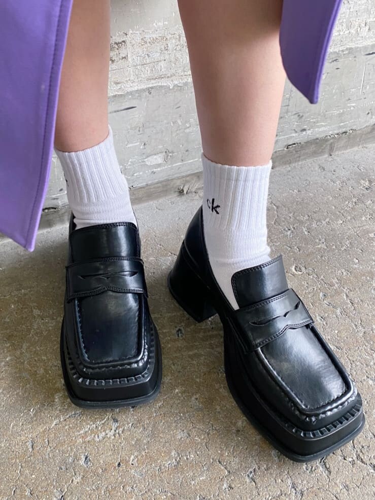 ブラック系のローファー、ブラック系のショルダーバッグ、パープル系のトレンチコートを着用したレディースの冬コーディネートの7枚目の写真