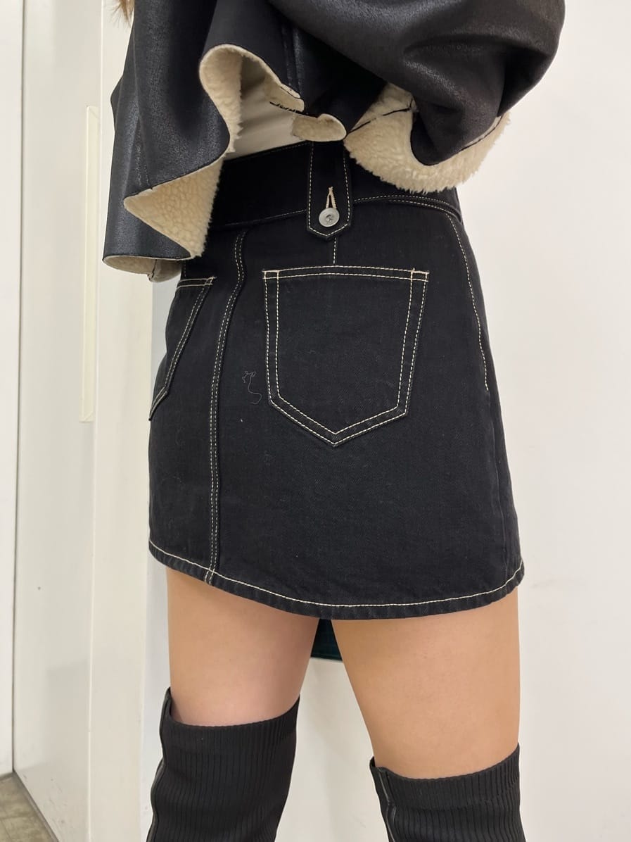 ブラック系のデニムスカート、ブラック系のブルゾン、ブラック系のブーツを着用したレディースの秋コーディネートの8枚目の写真