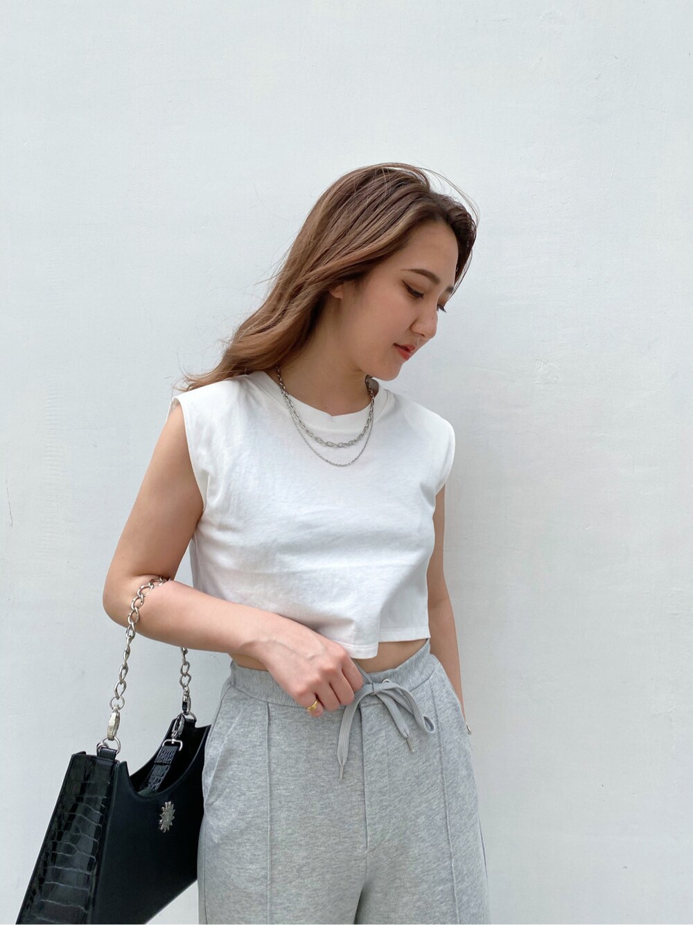 グレー系のスウェットパンツを着用したレディースの春コーディネートの2枚目の写真