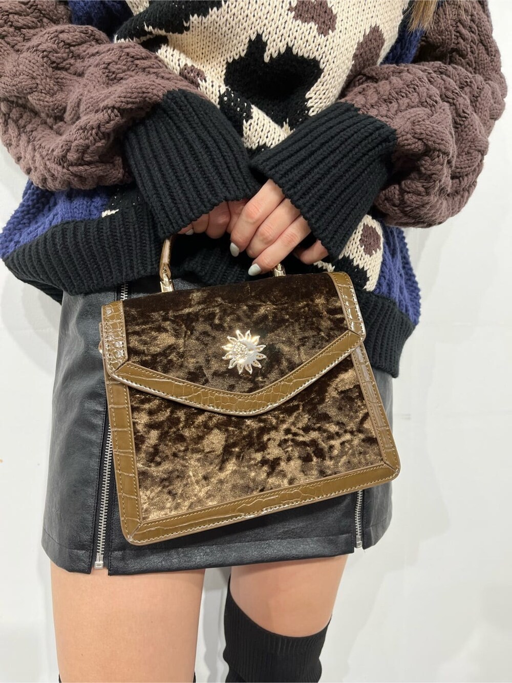 ブラック系のブーツ、ブラウン系のショルダーバッグ、ブラック系のニット/セーターを着用したレディースの秋コーディネートの8枚目の写真