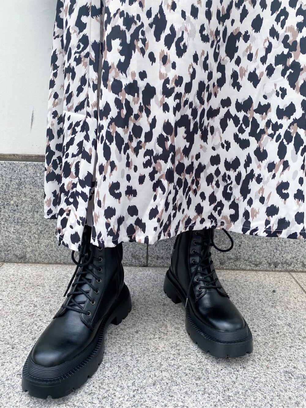 ブラック系のブーツ、その他のスカート、グリーン系のニット/セーターを着用したレディースの夏コーディネートの6枚目の写真