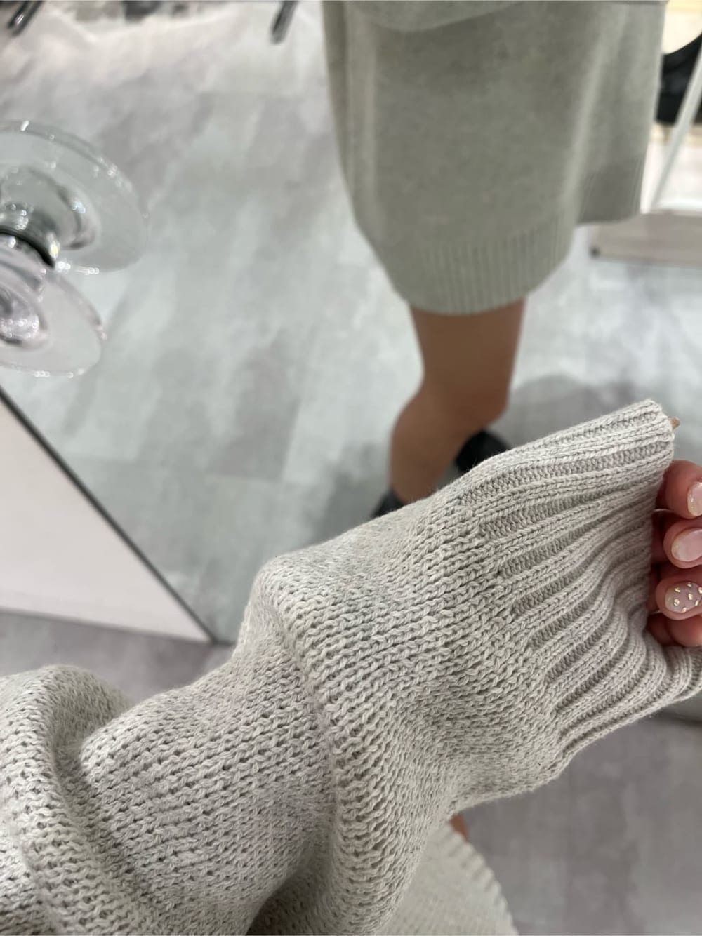 ブラック系のブーツ、ブラック系のその他パンツ、グレー系のニット/セーターを着用したレディースの夏コーディネートの4枚目の写真