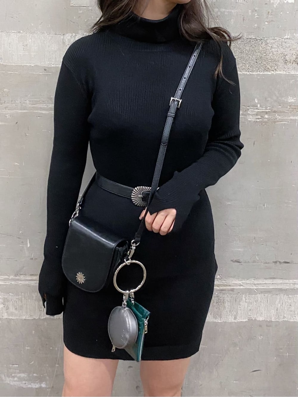 ブラック系のワンピース、ブラック系のショルダーバッグ、ブラック系のブーツを着用したレディースの秋コーディネートの5枚目の写真