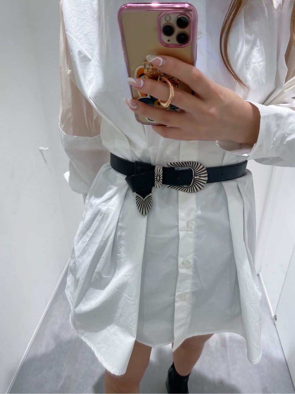 ホワイト系のシャツ/ブラウス、ホワイト系のキャミソール、ブラック系のベルトを着用したレディースの夏コーディネートの4枚目の写真