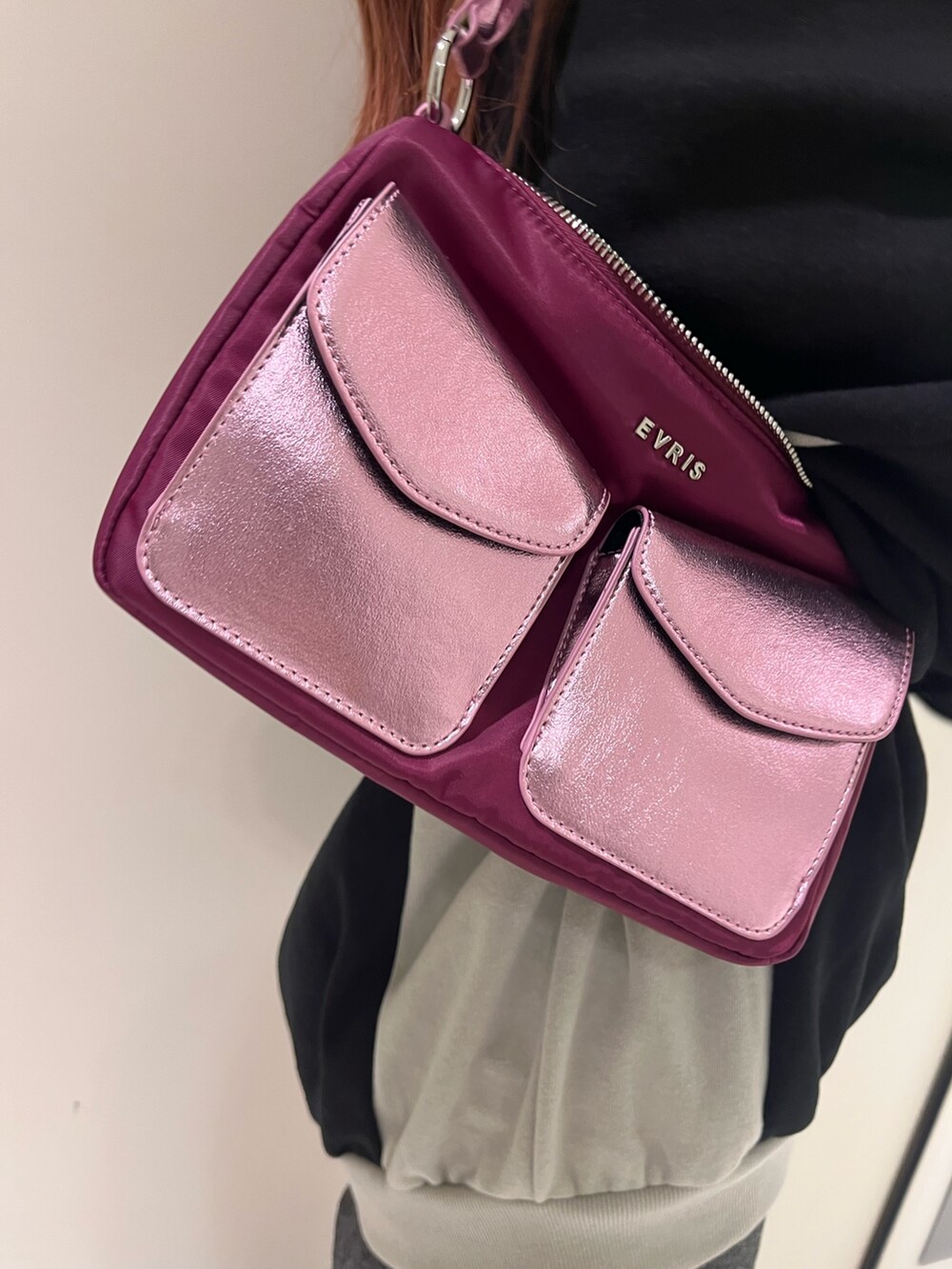 ブラック系のスウェット、グレー系のスカート、ピンク系のハンドバッグを着用したレディースの秋コーディネートの5枚目の写真