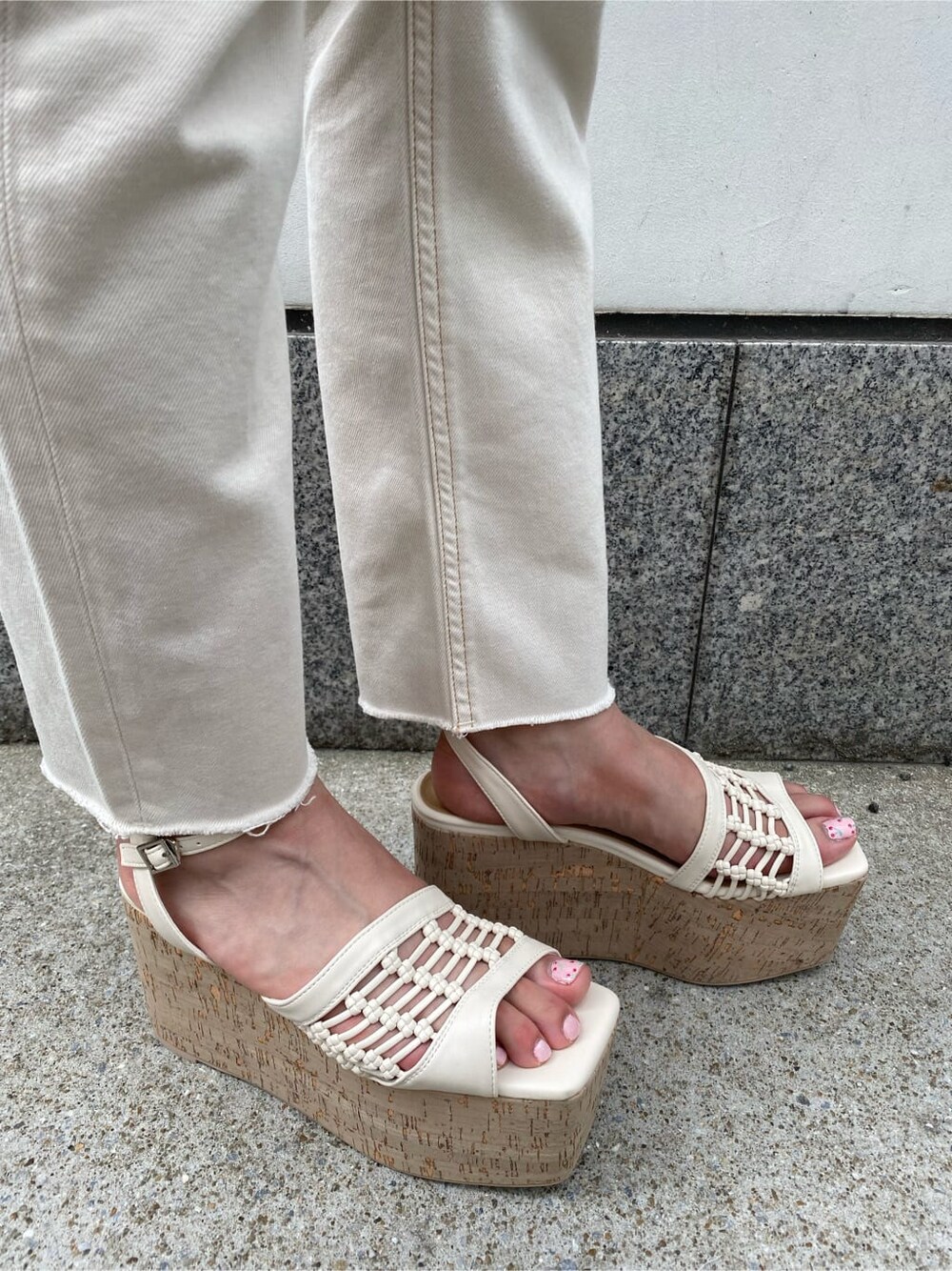 ホワイト系のデニムパンツ、ブルー系のシャツ/ブラウス、ホワイト系のサンダルを着用したレディースの夏コーディネートの6枚目の写真