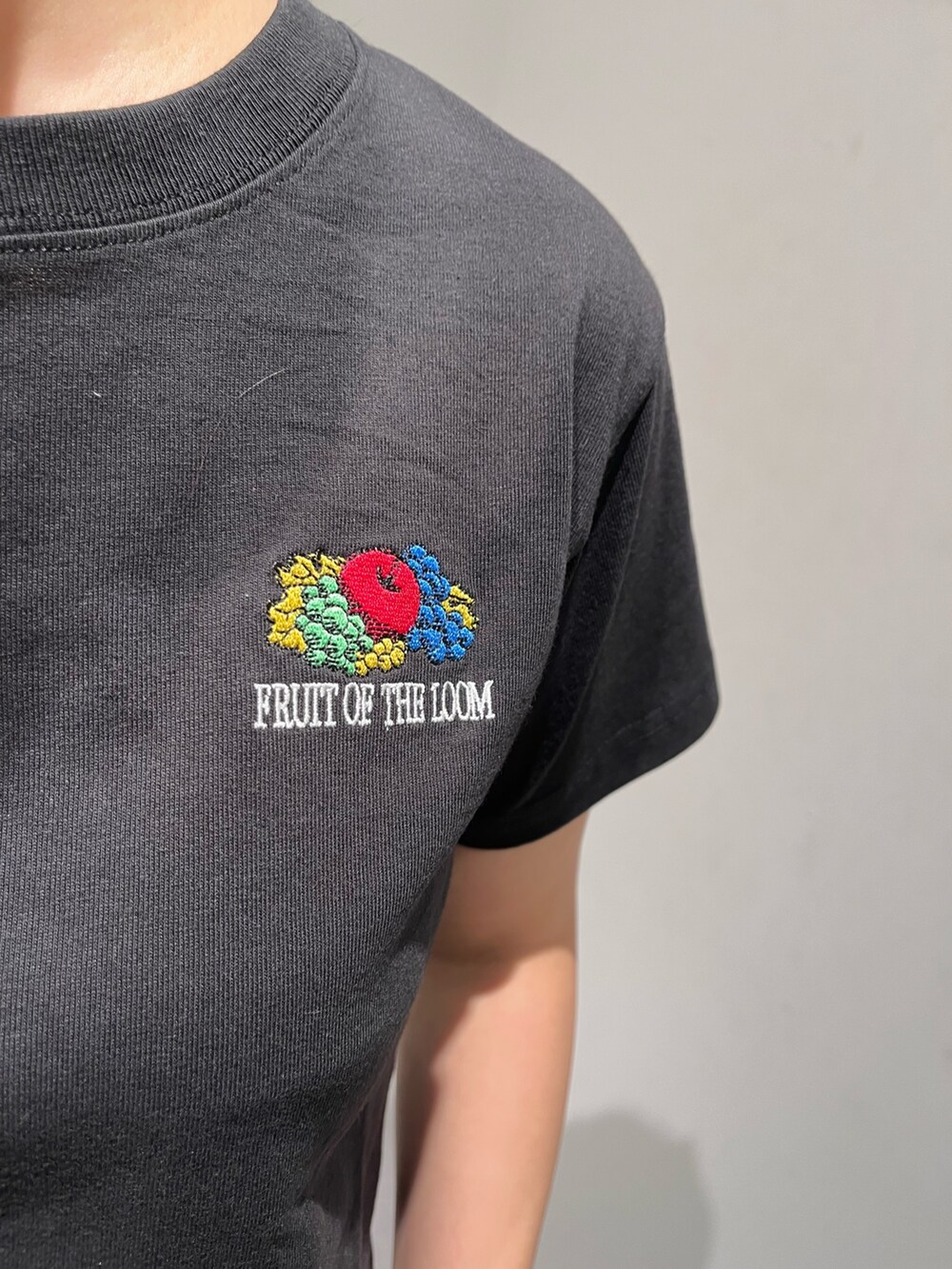 ブラック系のTシャツ/カットソー、ブルー系のデニムパンツ、ブラック系のショルダーバッグを着用したレディースの春コーディネートの4枚目の写真