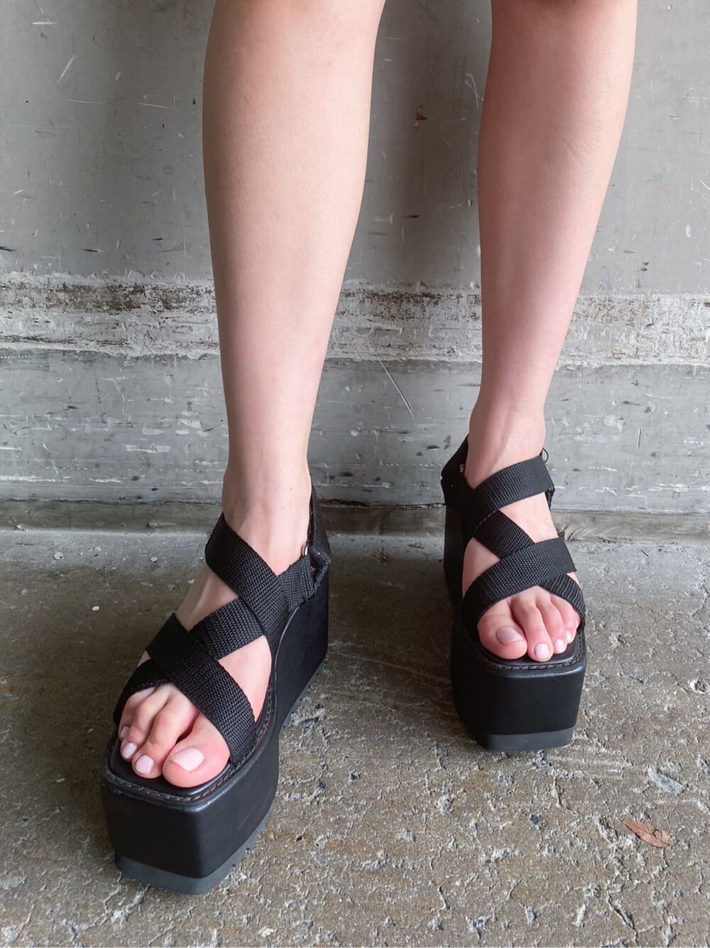 ベージュ系のデニムスカート、ブラック系のサンダル、ブラック系のTシャツ/カットソーを着用したレディースの夏コーディネートの7枚目の写真