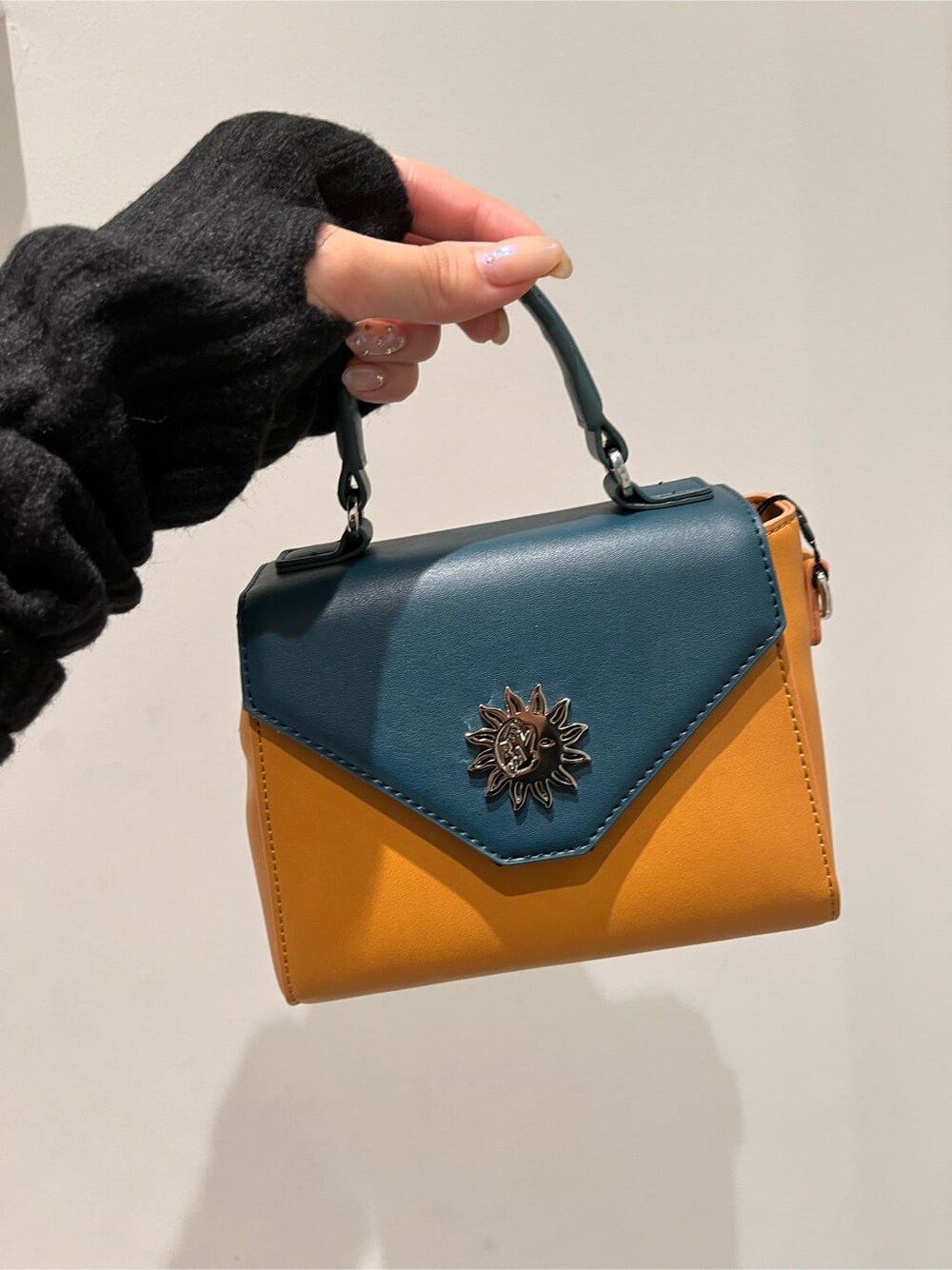 ブラック系のスカート、ブラック系のブーツ、ブラック系のニット/セーターを着用したレディースの秋コーディネートの7枚目の写真