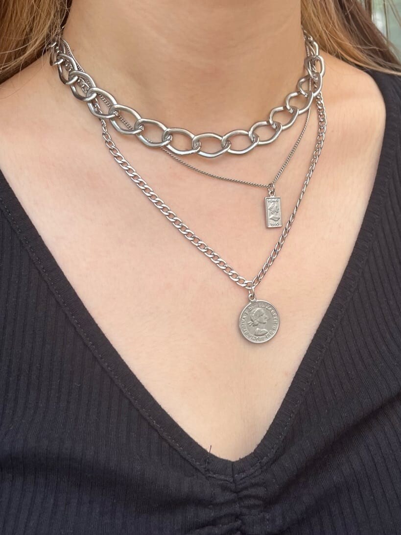 グリーン系のスラックス、ブラック系のショルダーバッグ、ブラック系のTシャツ/カットソーを着用したレディースの夏コーディネートの10枚目の写真