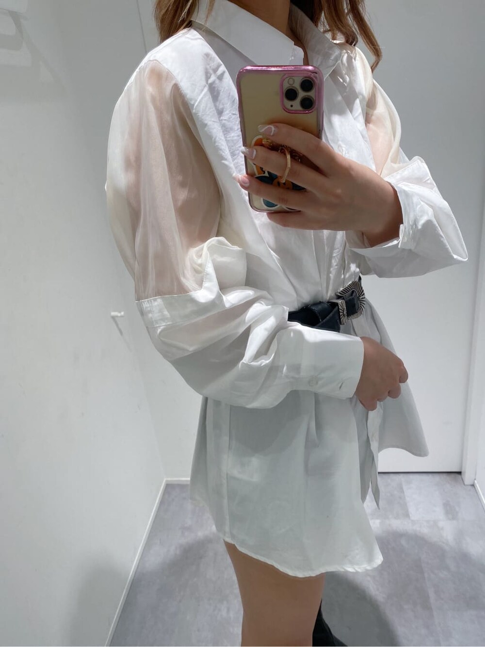 ホワイト系のシャツ/ブラウス、ホワイト系のキャミソール、ブラック系のベルトを着用したレディースの夏コーディネートの5枚目の写真