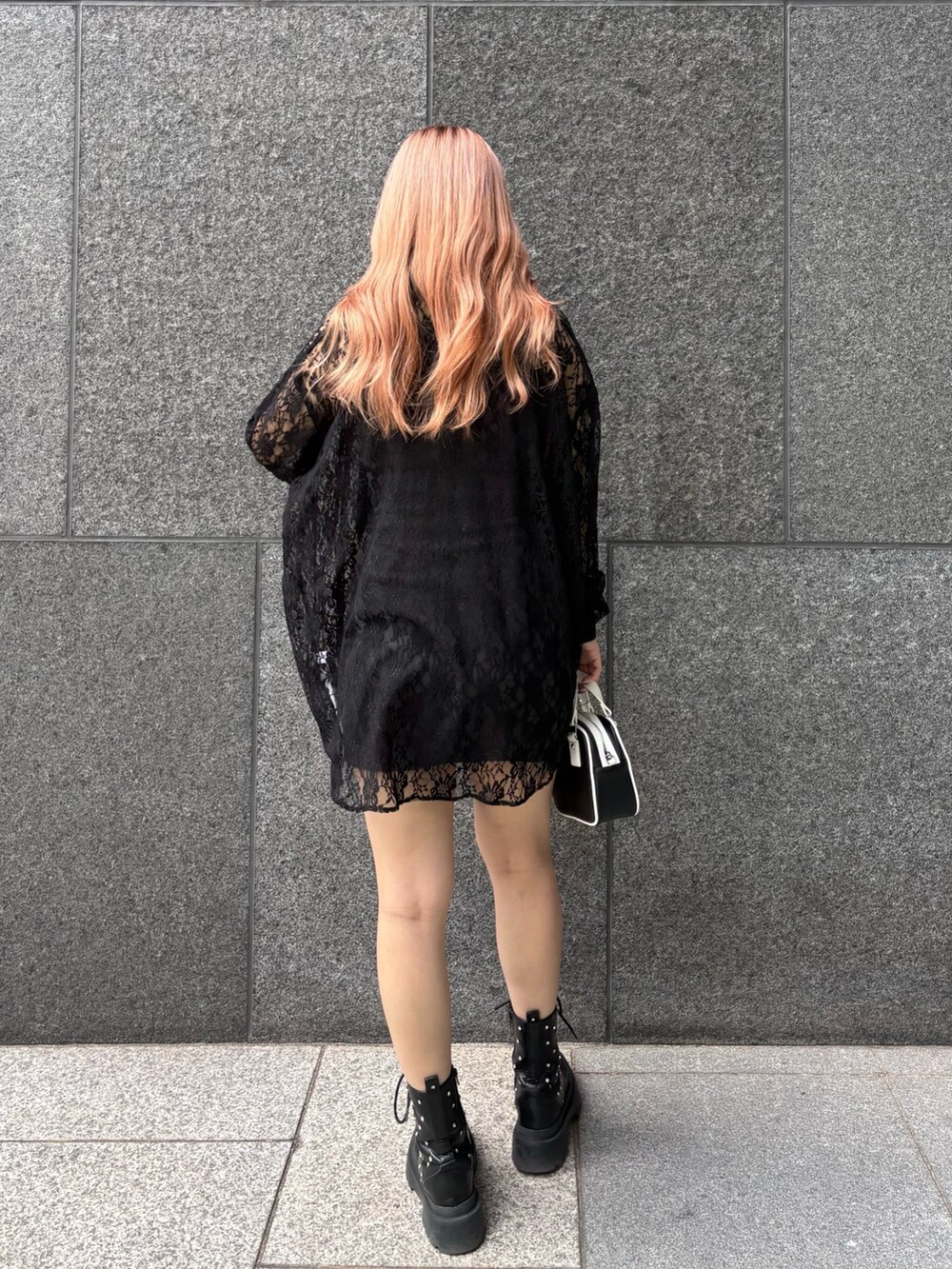 ブラック系のシャツ/ブラウス、グレー系のワンピース、ブラック系のショルダーバッグを着用したレディースの春コーディネートの3枚目の写真