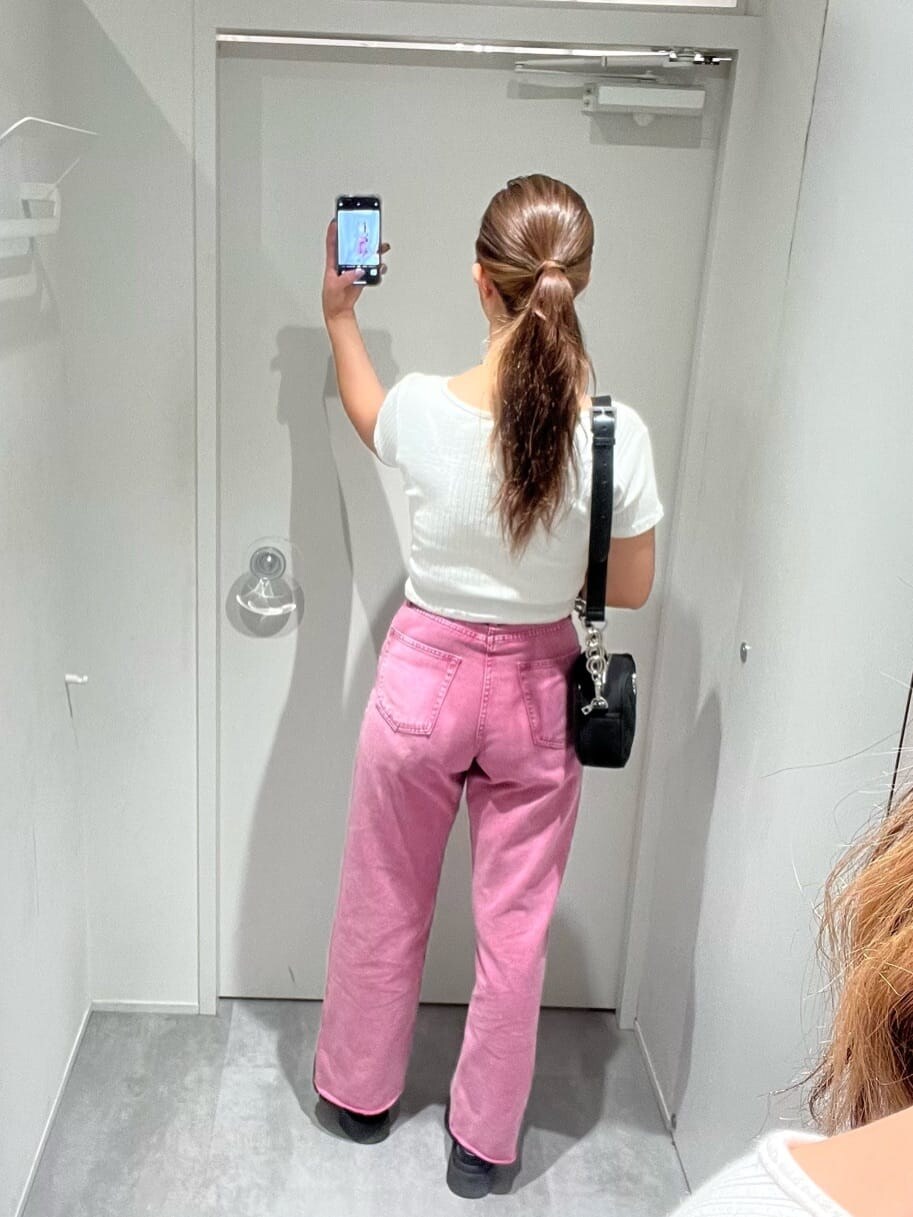 ホワイト系のTシャツ/カットソー、ブラック系のショルダーバッグ、ピンク系のデニムパンツを着用したレディースの夏コーディネートの2枚目の写真