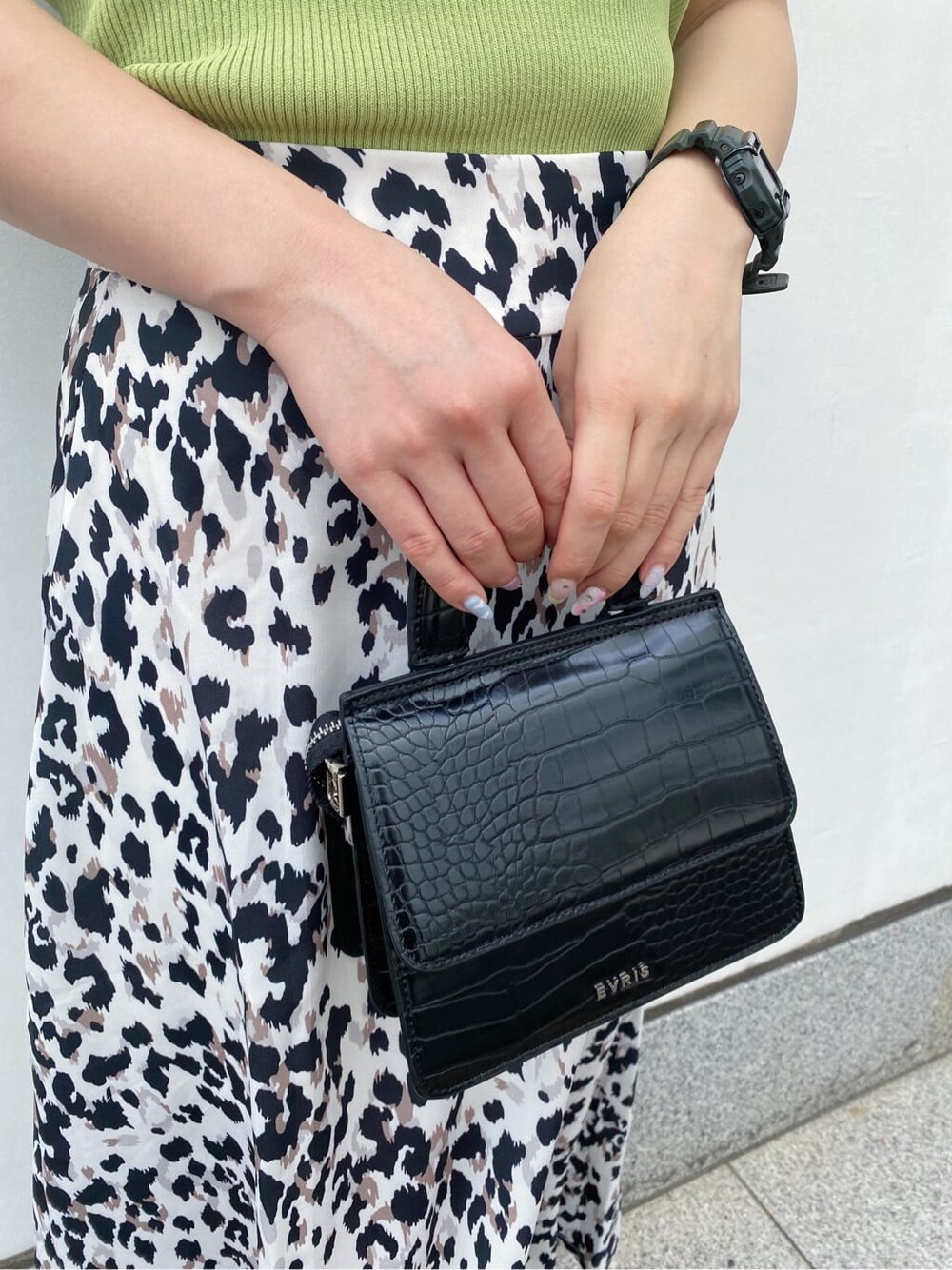 ブラック系のブーツ、その他のスカート、グリーン系のニット/セーターを着用したレディースの夏コーディネートの7枚目の写真