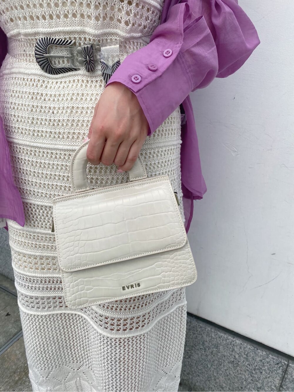 ブラウン系のキャミソール、パープル系のシャツ/ブラウス、ホワイト系のワンピースを着用したレディースの夏コーディネートの8枚目の写真