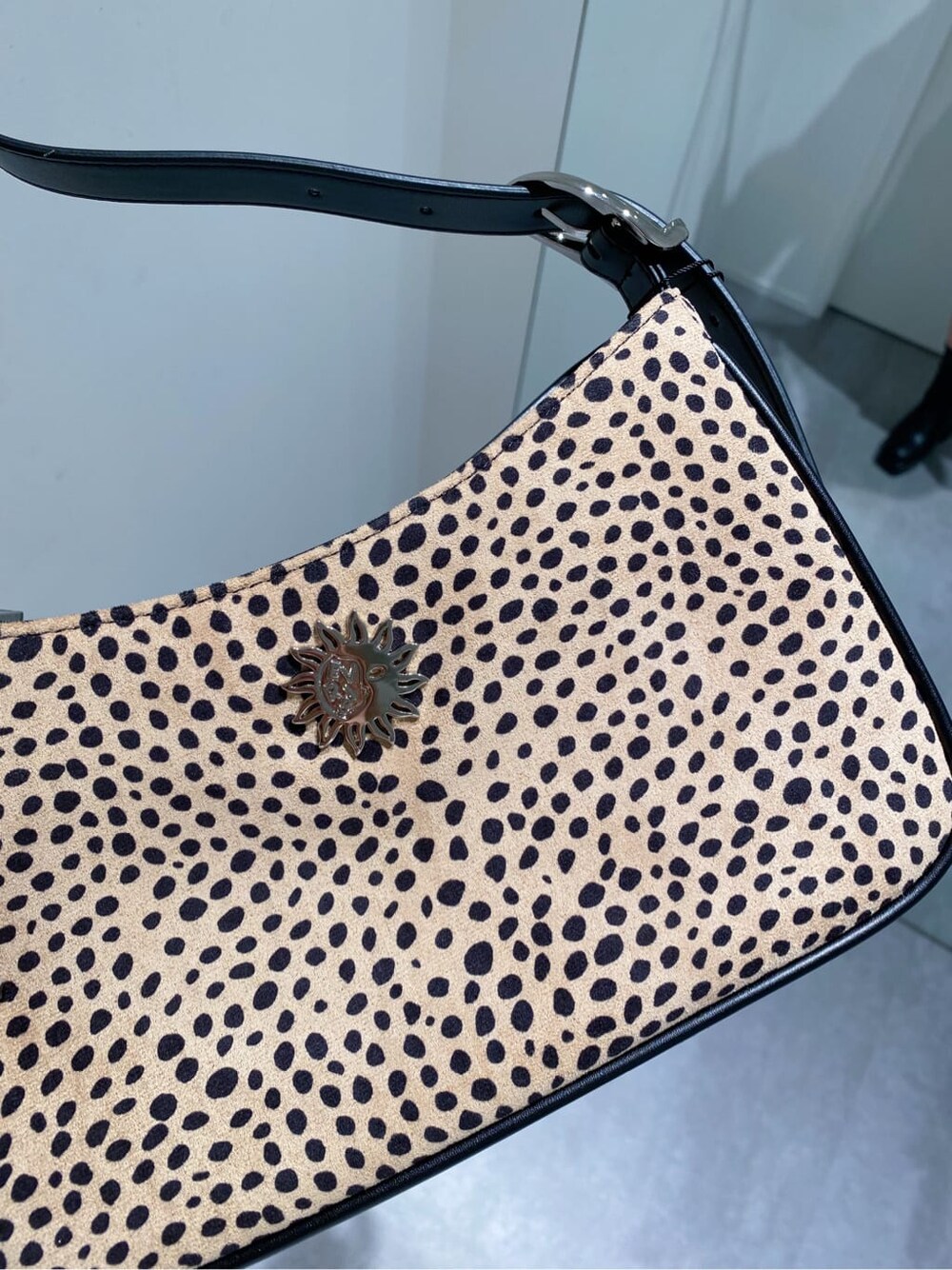 その他のショルダーバッグ、ブラック系のその他パンツ、ホワイト系のシャツ/ブラウスを着用したレディースの夏コーディネートの8枚目の写真