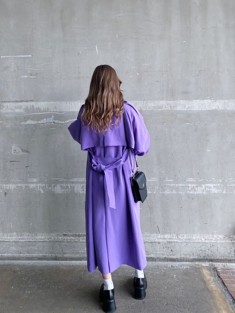 ブラック系のローファー、ブラック系のショルダーバッグ、パープル系のトレンチコートを着用したレディースの冬コーディネートの3枚目の写真