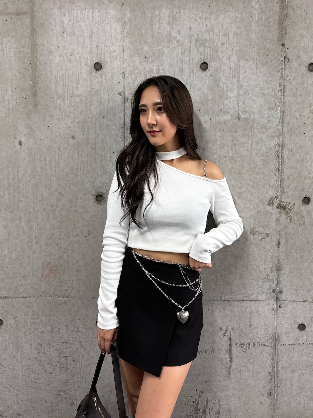 「秋コーデ、秋服、秋冬コーデ、セットアップ、モノトーン、シンプルコーデ、韓国ファッション、ジャケット、ミニスカート、高身長女子、EVRIS 、エヴリス、今日のコーデ、休日スタイル、エンジニアブーツ」｜「EVRISのオーバーサイズジャケット【セットアップ着用可能】（テーラードジャケット、ブラック系）」を使った、髙田真生さん（レディース・163cm）の秋コーディネートの5枚目の写真