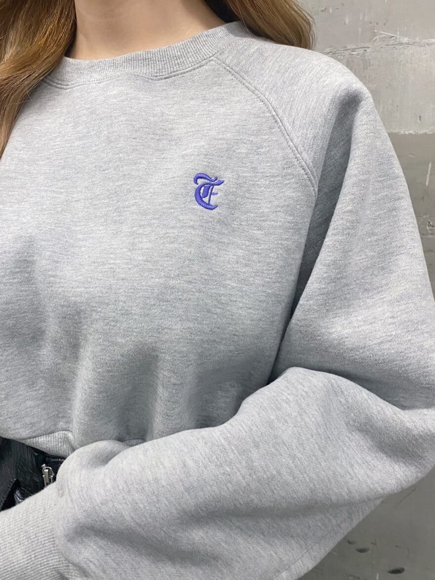 ブラック系のブーツ、グレー系のスウェット、ブラック系のスカートを着用したレディースの冬コーディネートの4枚目の写真