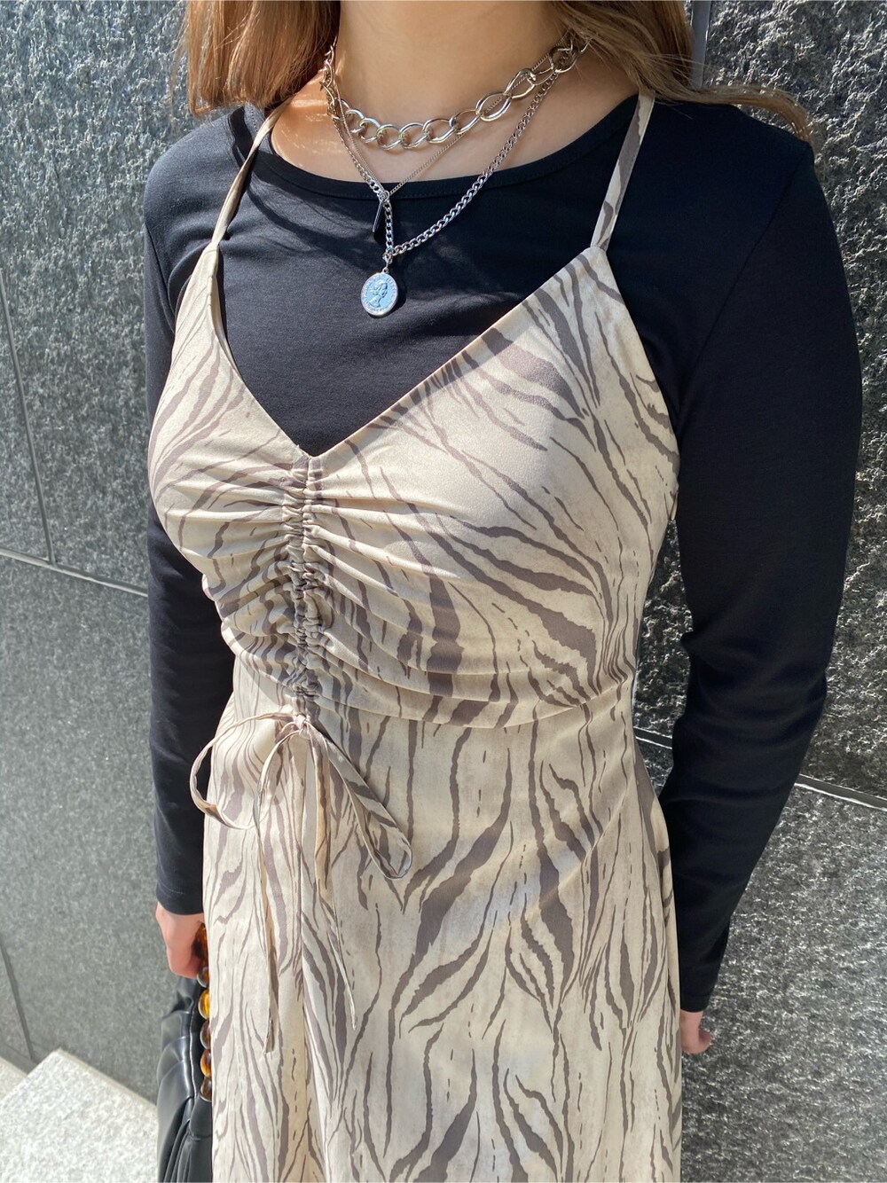 その他のワンピース、ブラック系のハンドバッグ、ブラック系のサンダルを着用したレディースの春コーディネートの5枚目の写真