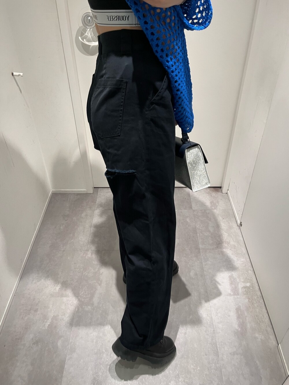 ブルー系のニット/セーター、ブラック系のキャミソール、ブラック系のその他パンツを着用したレディースの春コーディネートの5枚目の写真