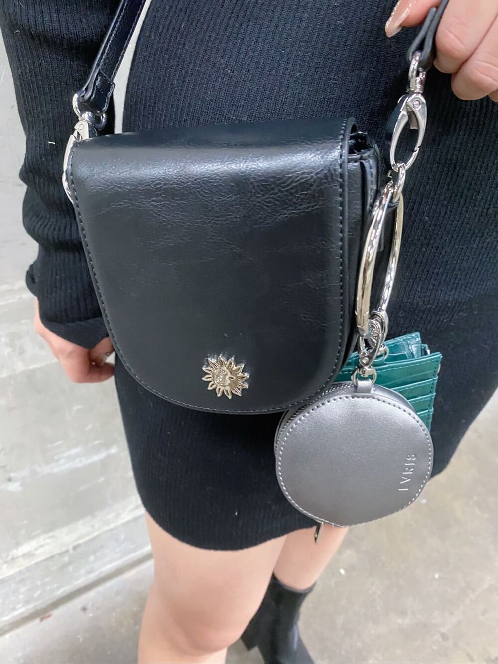 ブラック系のワンピース、ブラック系のショルダーバッグ、ブラック系のブーツを着用したレディースの秋コーディネートの6枚目の写真