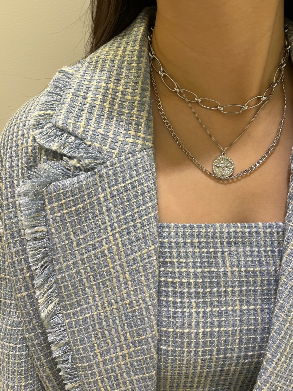 ブルー系のテーラードジャケット、ブルー系のキャミソール、ブルー系のスカートを着用したレディースの冬コーディネートの5枚目の写真