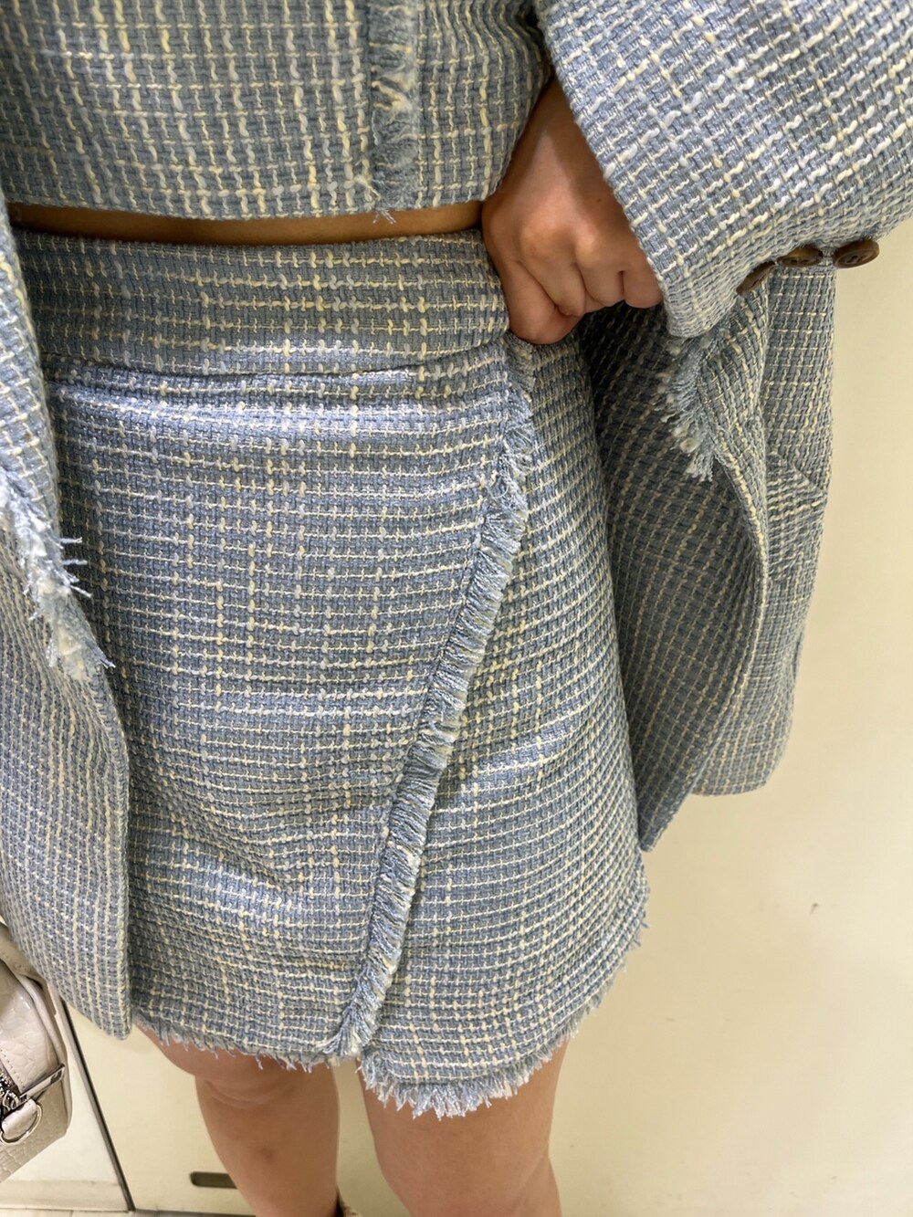 ブルー系のテーラードジャケット、ブルー系のキャミソール、ブルー系のスカートを着用したレディースの冬コーディネートの6枚目の写真