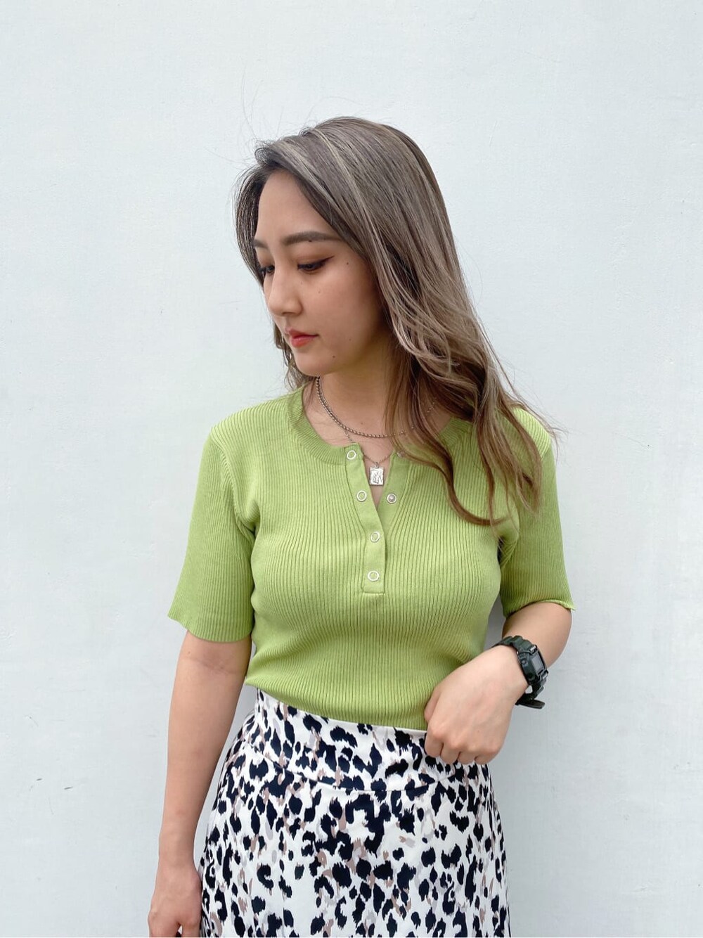 ブラック系のブーツ、その他のスカート、グリーン系のニット/セーターを着用したレディースの夏コーディネートの5枚目の写真