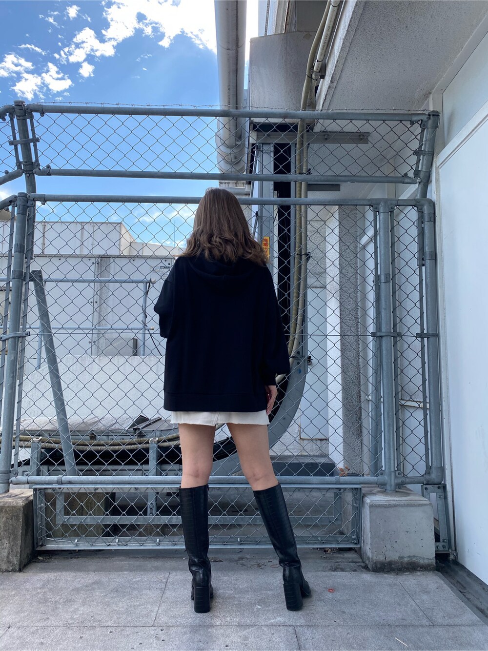 ホワイト系のデニムスカートを着用したレディースの春コーディネートの3枚目の写真