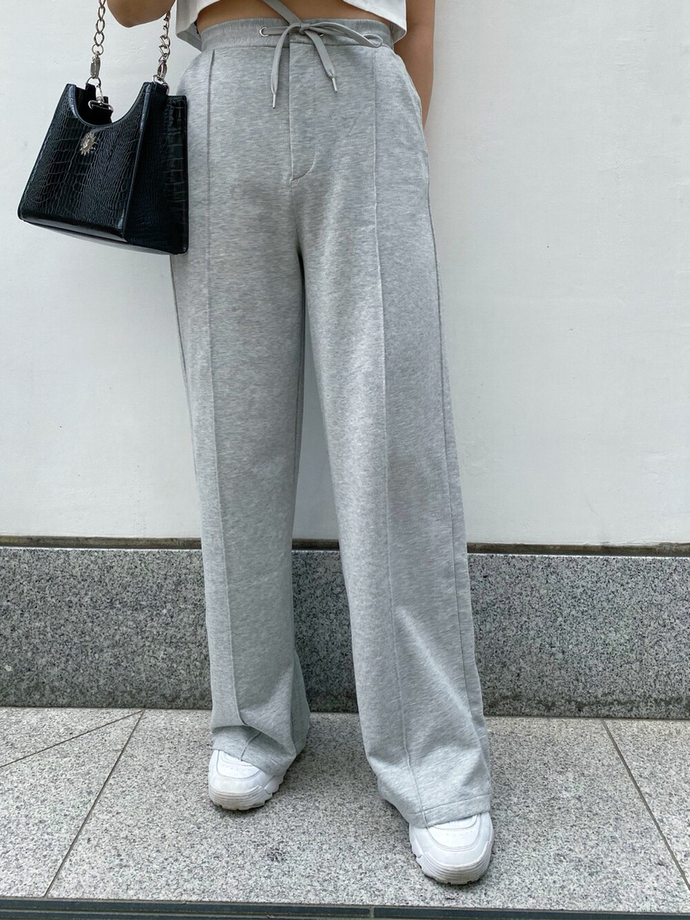 グレー系のスウェットパンツを着用したレディースの春コーディネートの4枚目の写真