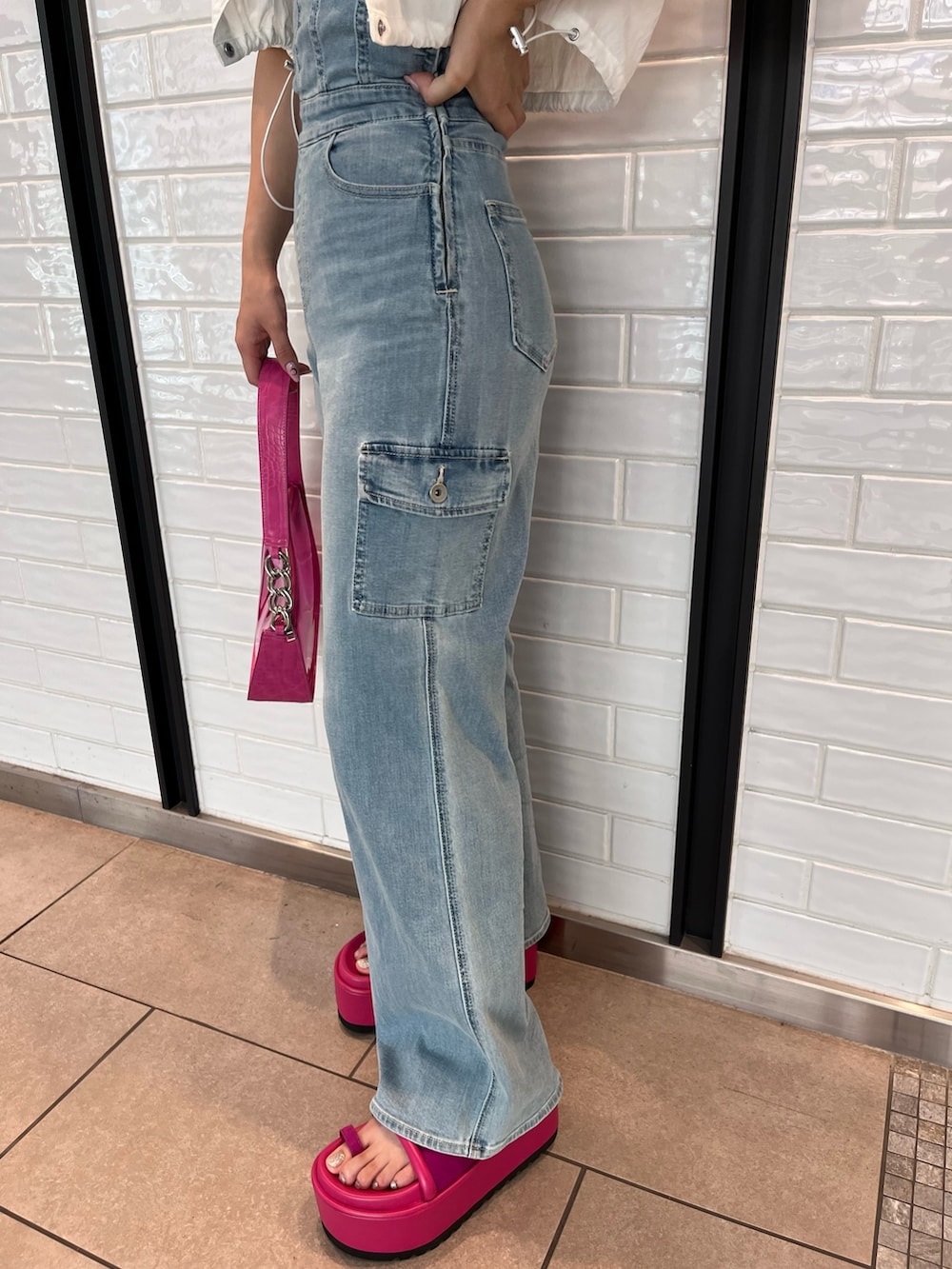 ホワイト系のシャツ/ブラウス、ブルー系のつなぎ/オールインワン、ピンク系のハンドバッグを着用したレディースの夏コーディネートの5枚目の写真