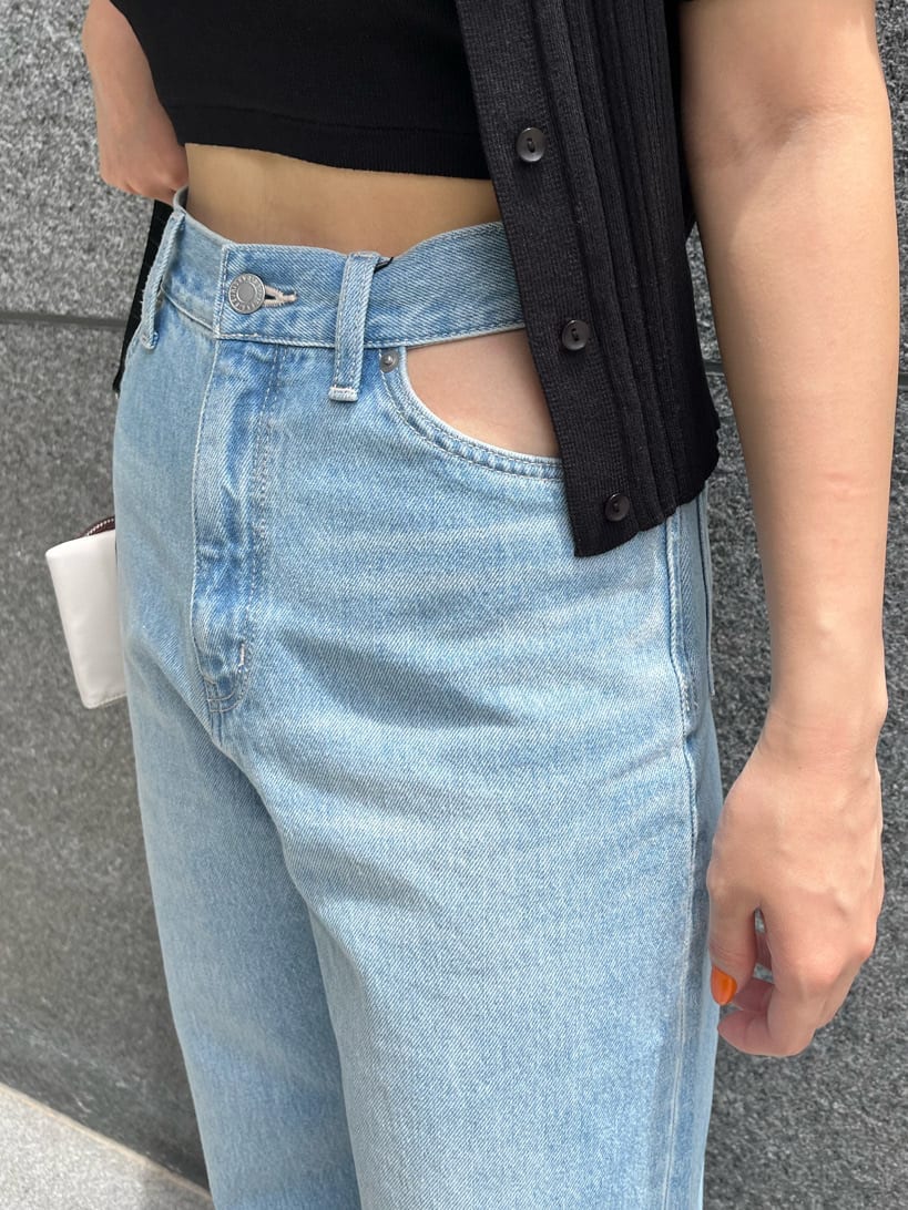 ブラック系のショルダーバッグ、ブルー系のデニムパンツ、ブラック系のニット/セーターを着用したレディースの夏コーディネートの7枚目の写真