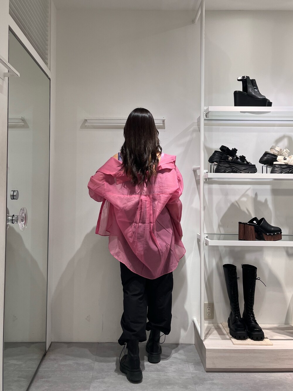 ピンク系のシャツ/ブラウス、パープル系のタンクトップ、ブラック系のカーゴパンツを着用したレディースの春コーディネートの3枚目の写真