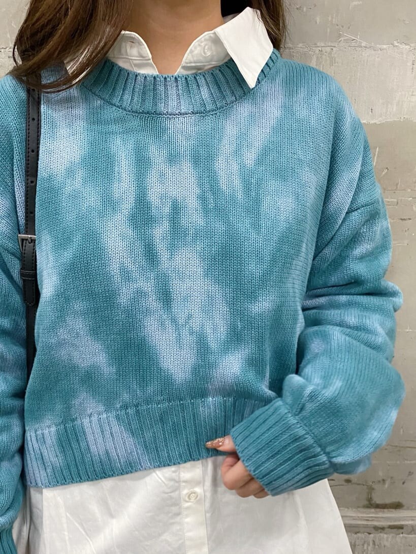 ブラック系のブーツ、ブルー系のニット/セーター、ホワイト系のシャツ/ブラウスを着用したレディースの秋コーディネートの4枚目の写真