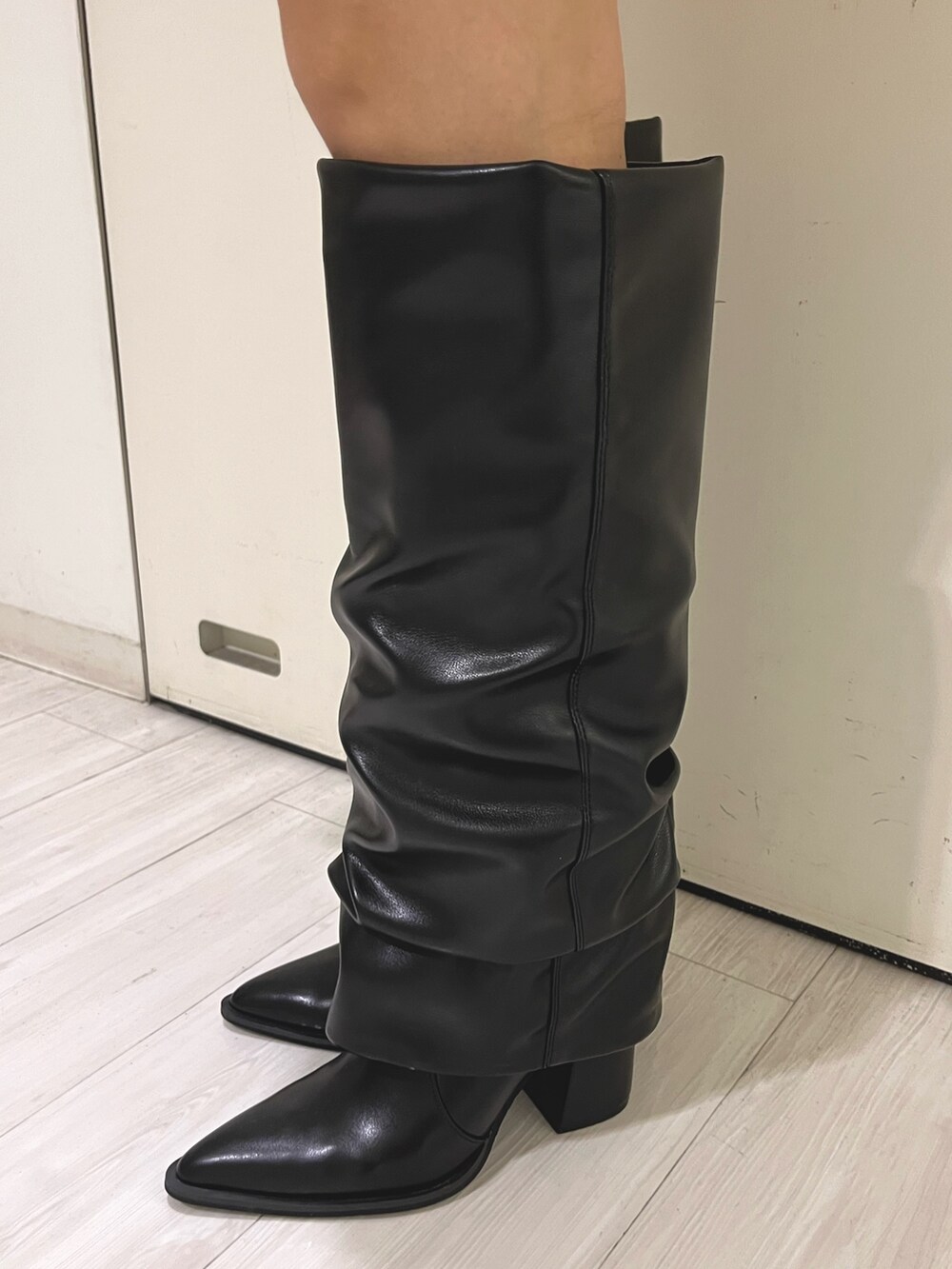 ホワイト系のシャツ/ブラウス、グレー系のその他パンツ、ブラック系のブーツを着用したレディースの春コーディネートの7枚目の写真