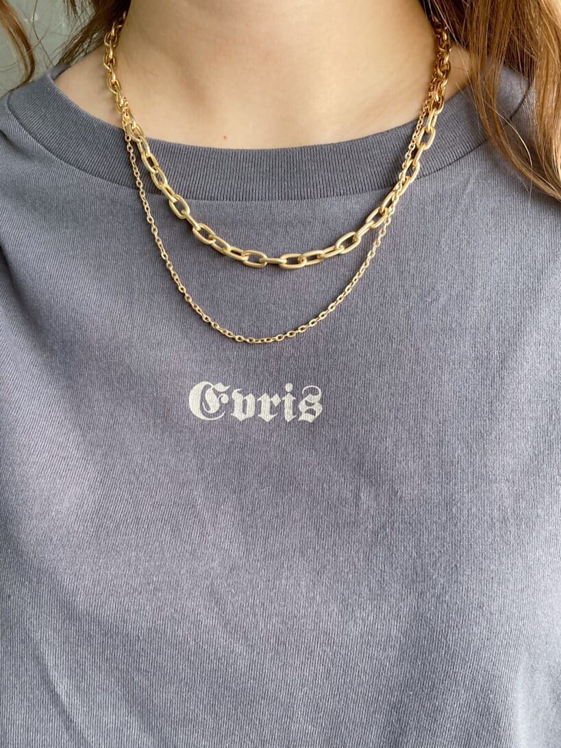 ブラック系のサンダル、グレー系のTシャツ/カットソーを着用したレディースの夏コーディネートの3枚目の写真