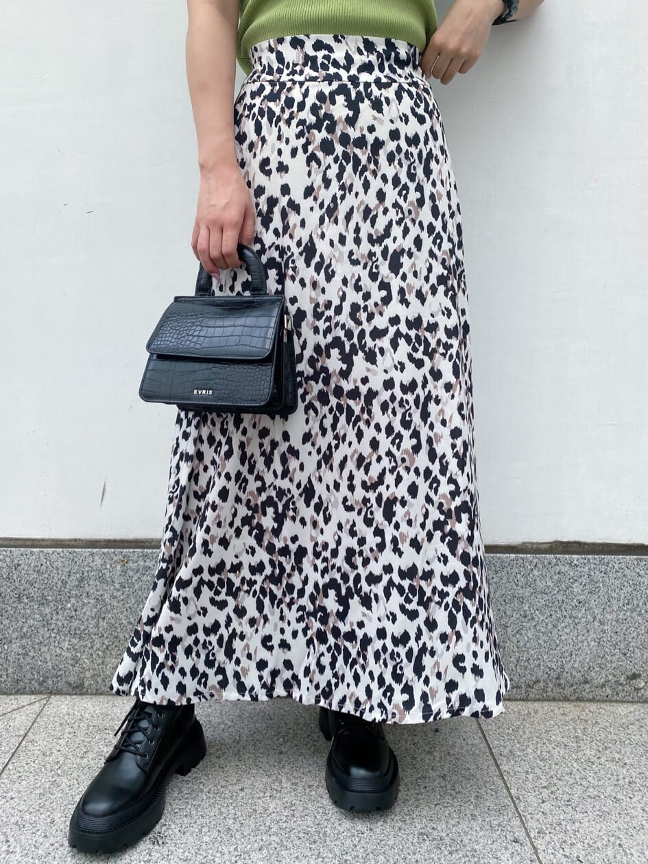 ブラック系のブーツ、その他のスカート、グリーン系のニット/セーターを着用したレディースの夏コーディネートの3枚目の写真