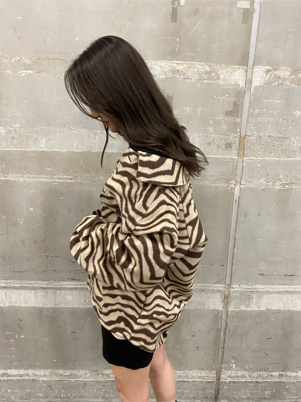 ブラック系のワンピース、ブラック系のショルダーバッグ、ブラック系のブーツを着用したレディースの秋コーディネートの4枚目の写真