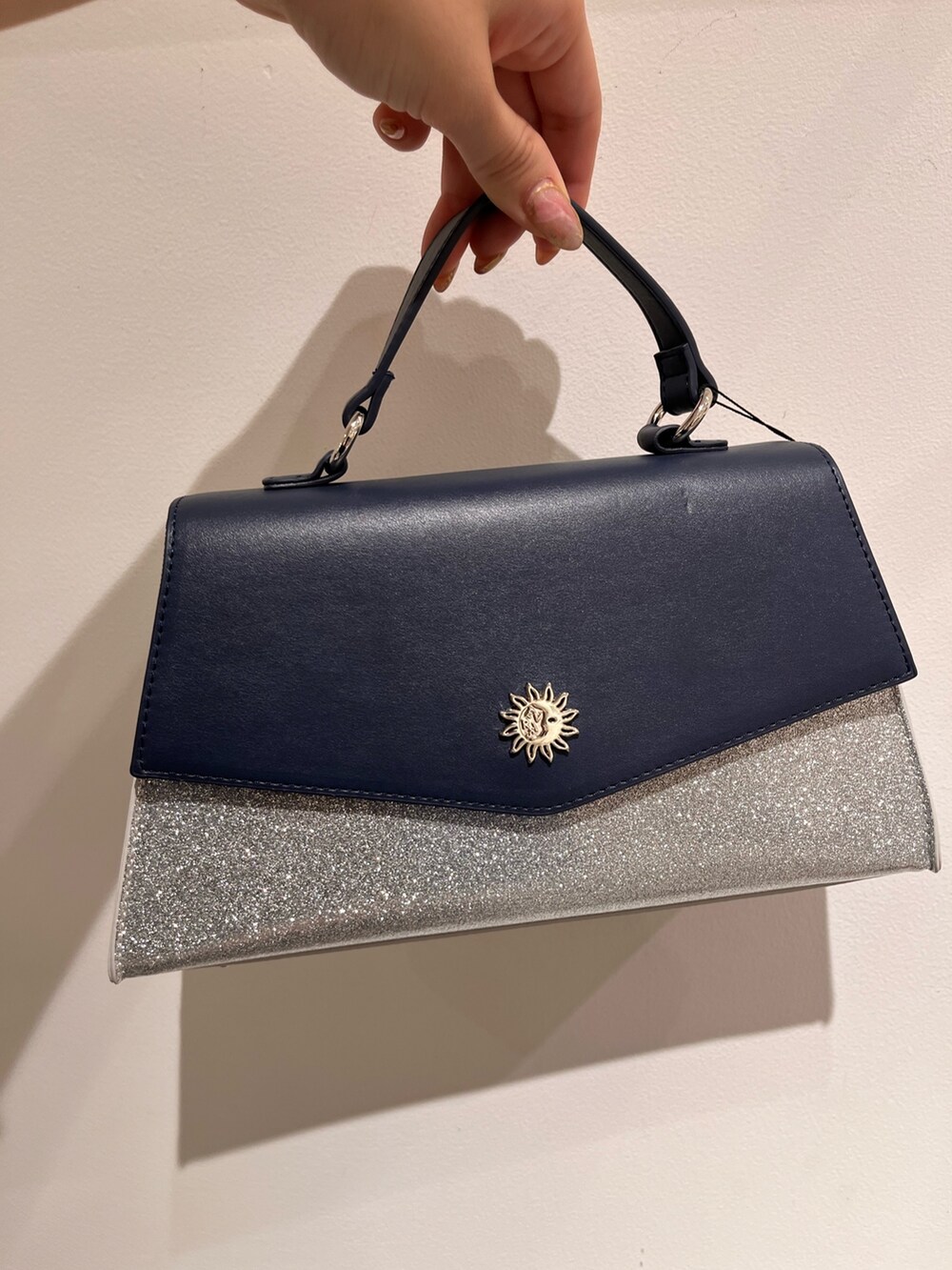 ブルー系のニット/セーター、ブラック系のキャミソール、ブラック系のその他パンツを着用したレディースの春コーディネートの7枚目の写真